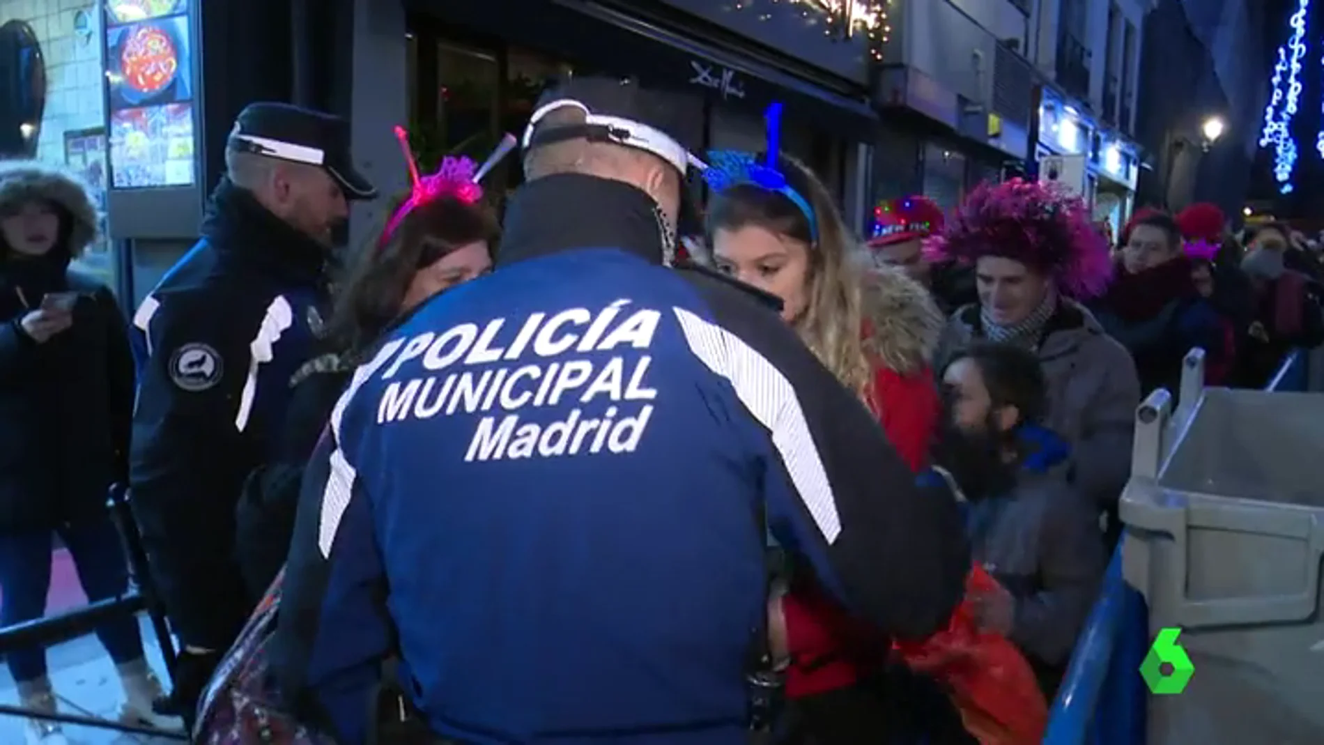Policía Municipal en el acceso a la Puerta del Sol de Madrid