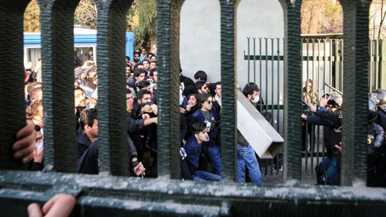 Estudiantes durante una manifestación en Teherán Estudiantes durante una manifestación en Teherán