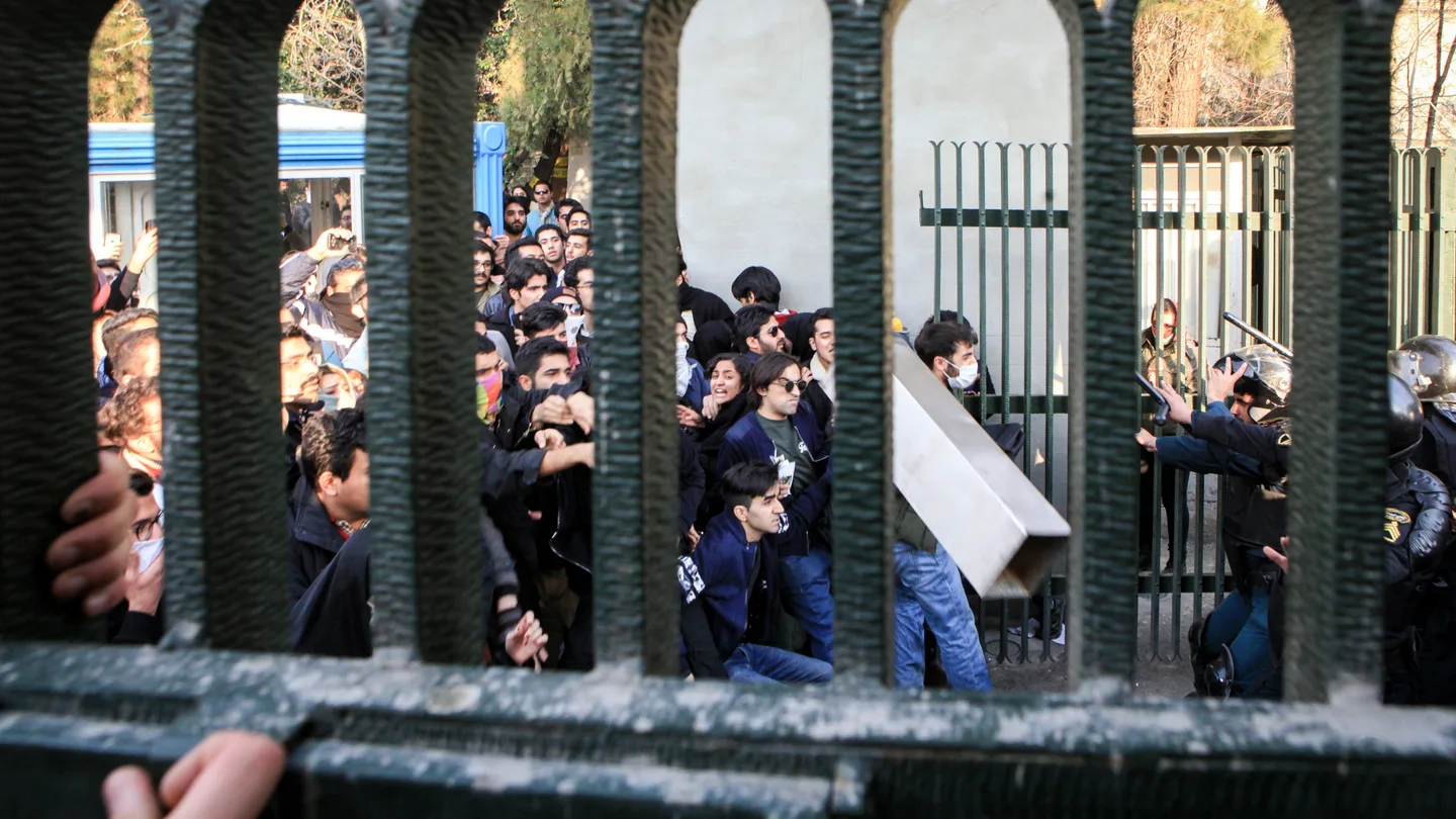 Estudiantes durante una manifestación en Teherán Estudiantes durante una manifestación en Teherán