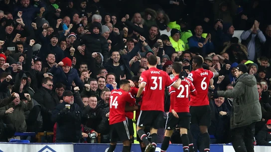 Los jugadores del United celebran con su afición el gol de Martial ante el Everton Los jugadores del United celebran con su afición el gol de Martial ante el Everton