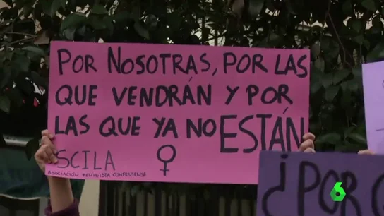 Una mujer con una pancarta contra la violencia machista Una mujer con una pancarta contra la violencia machista