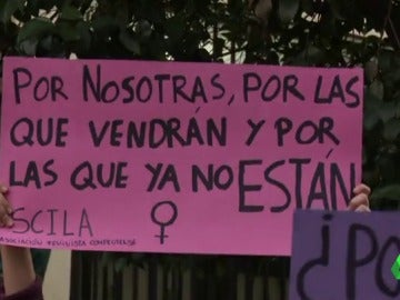 Una mujer con una pancarta contra la violencia machista Una mujer con una pancarta contra la violencia machista