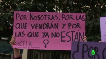 Una mujer con una pancarta contra la violencia machista