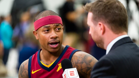 Isaiah Thomas atiende a los medios en su presentación como jugador de los Cavaliers Isaiah Thomas atiende a los medios en su presentación como jugador de los Cavaliers