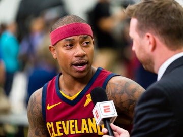 Isaiah Thomas atiende a los medios en su presentación como jugador de los Cavaliers Isaiah Thomas atiende a los medios en su presentación como jugador de los Cavaliers