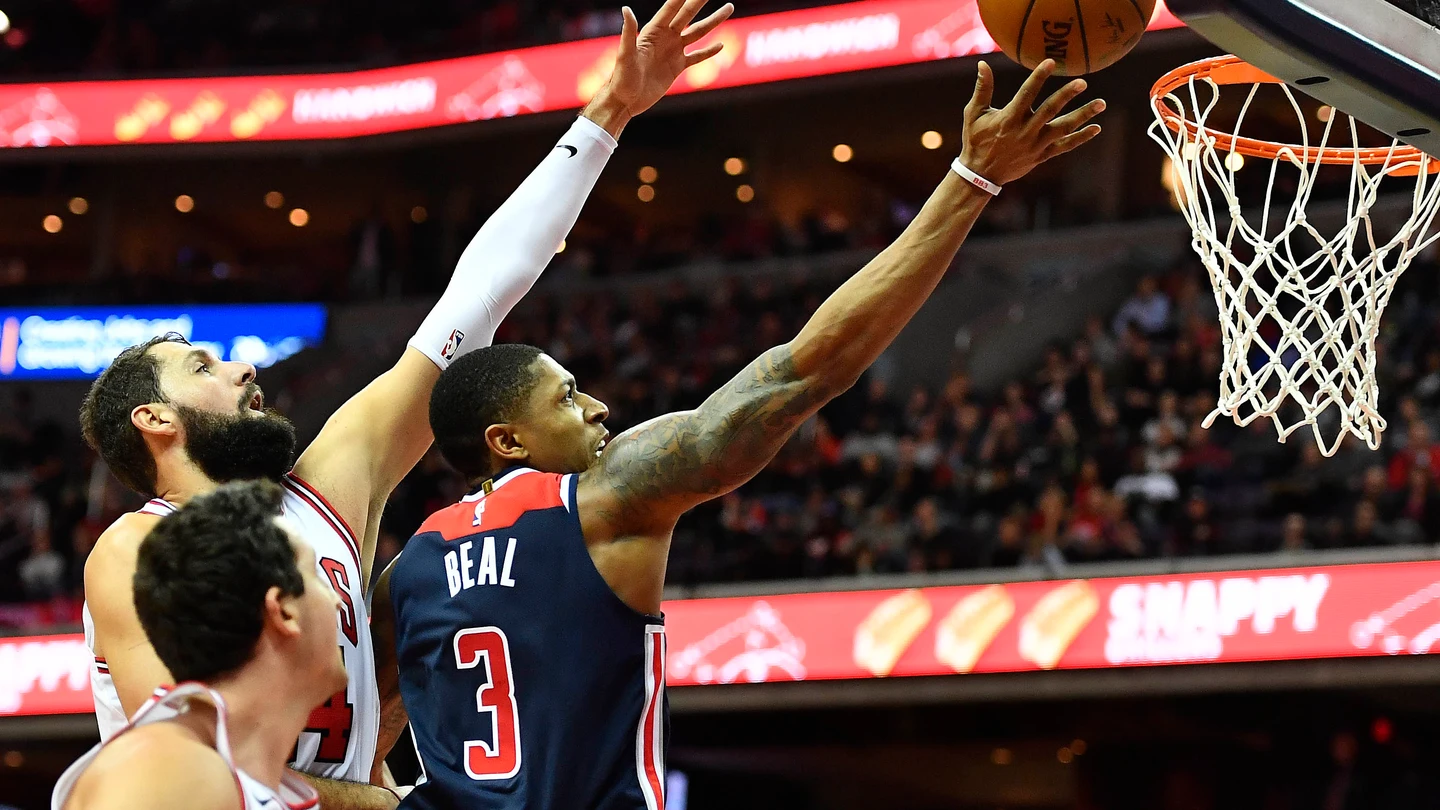 Beal entra a canasta ante la defensa de Mirotic Beal entra a canasta ante la defensa de Mirotic