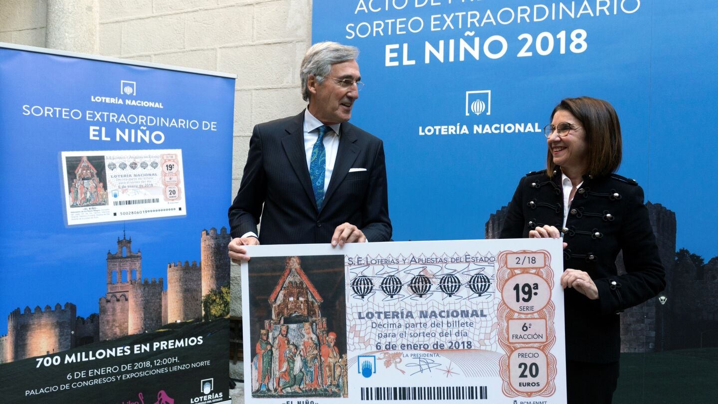 La presidenta de Loter&iacute;as y Apuestas del Estado, Inmaculada Garc&iacute;a, y el alcalde de &Aacute;vila, Jos&eacute; Luis Rivas 