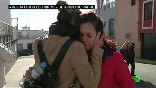 La madre de los niños emocionada ante la noticia La madre de los niños emocionada ante la noticiaq