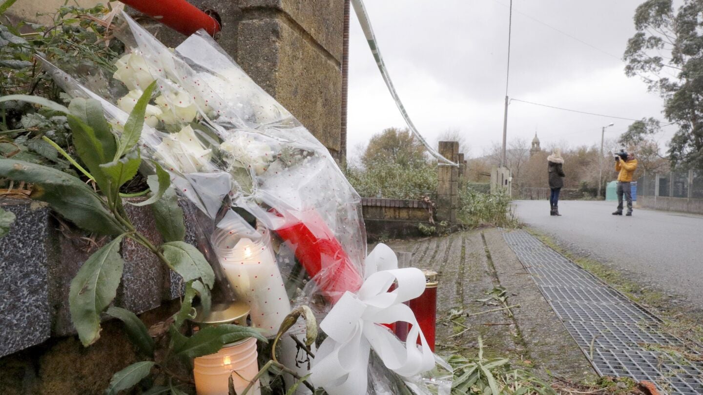 Flores y velas colocadas en la nave industrial de Asados, en Rianxo (A Coru&ntilde;a), donde fue hallado el cuerpo de Diana Quer