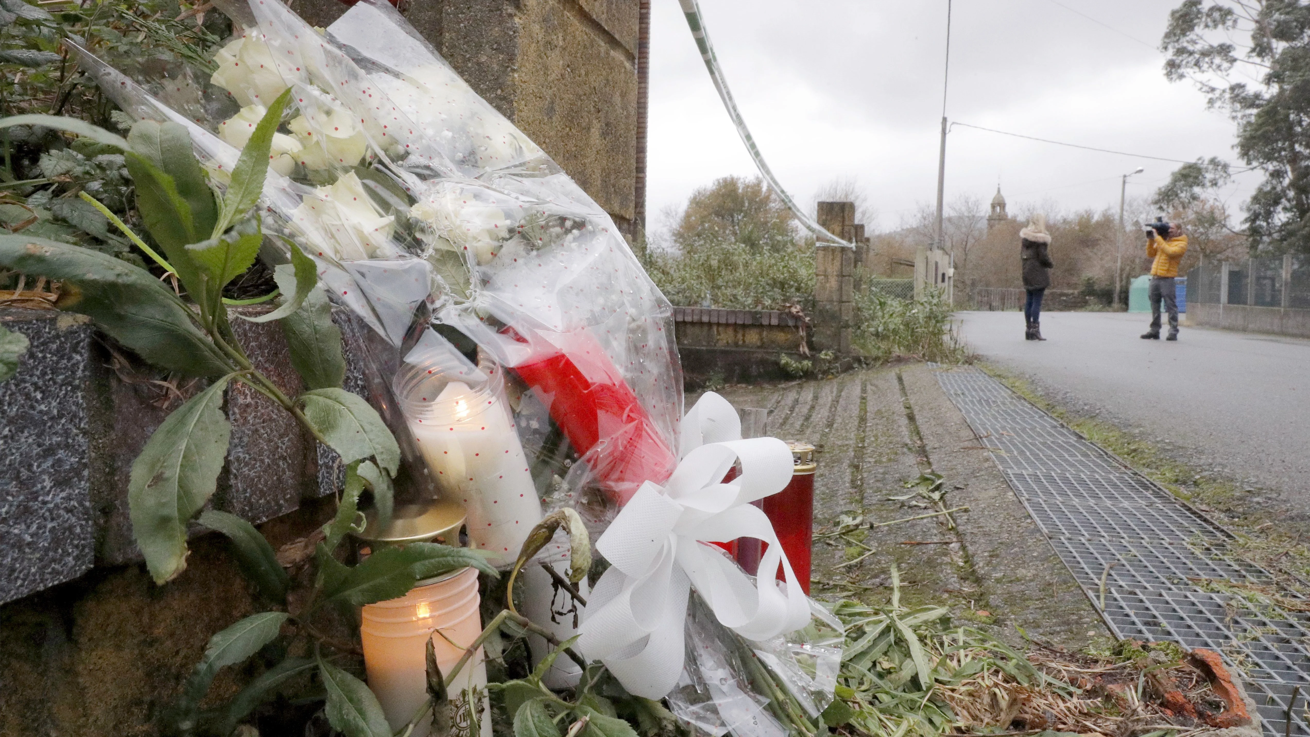 Flores y velas colocadas en la nave industrial de Asados, en Rianxo (A Coruña), donde fue hallado el cuerpo de Diana Quer