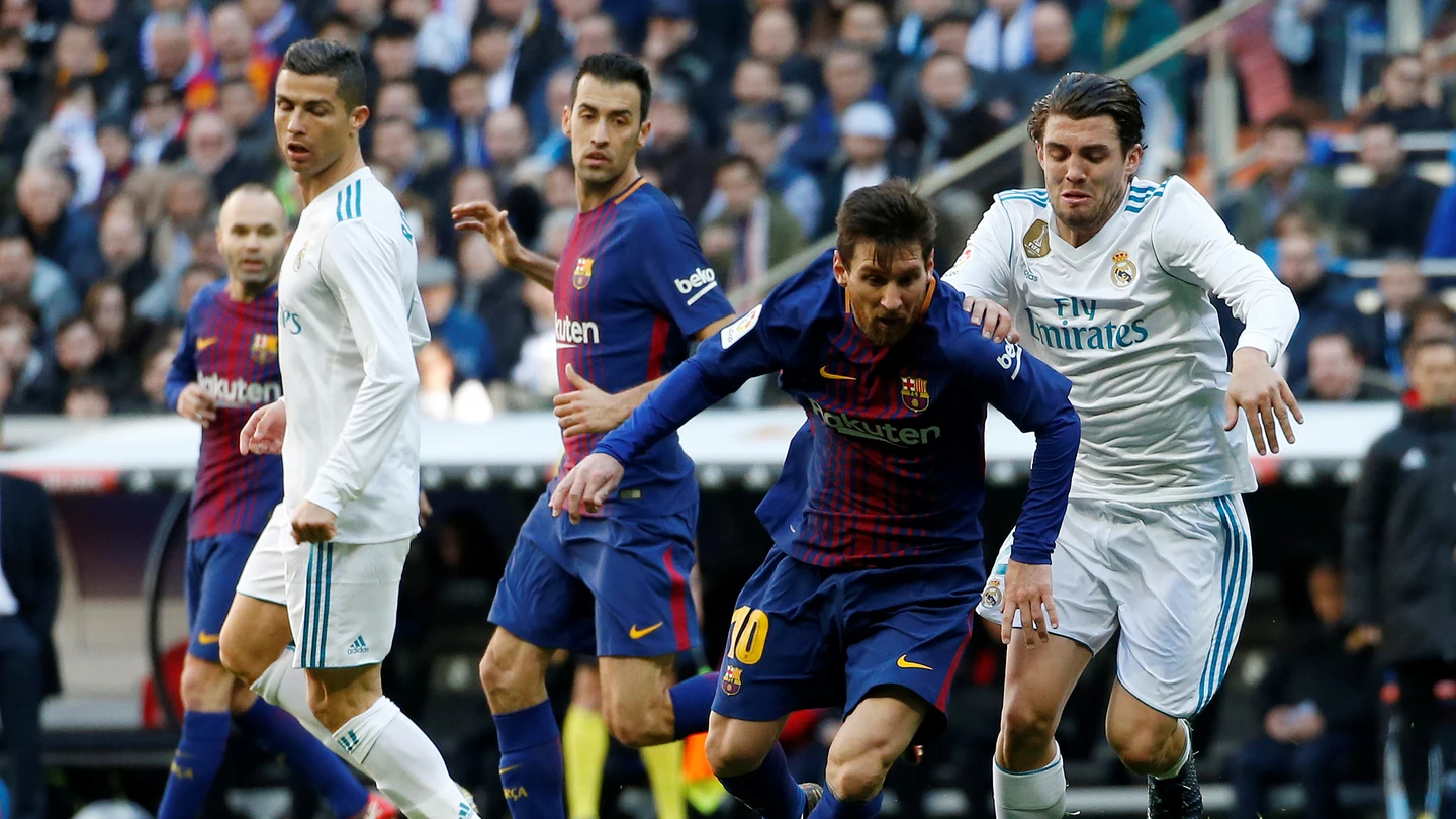 Messi intenta zafarse de la defensa del Real Madrid Messi intenta zafarse de la defensa del Real Madrid