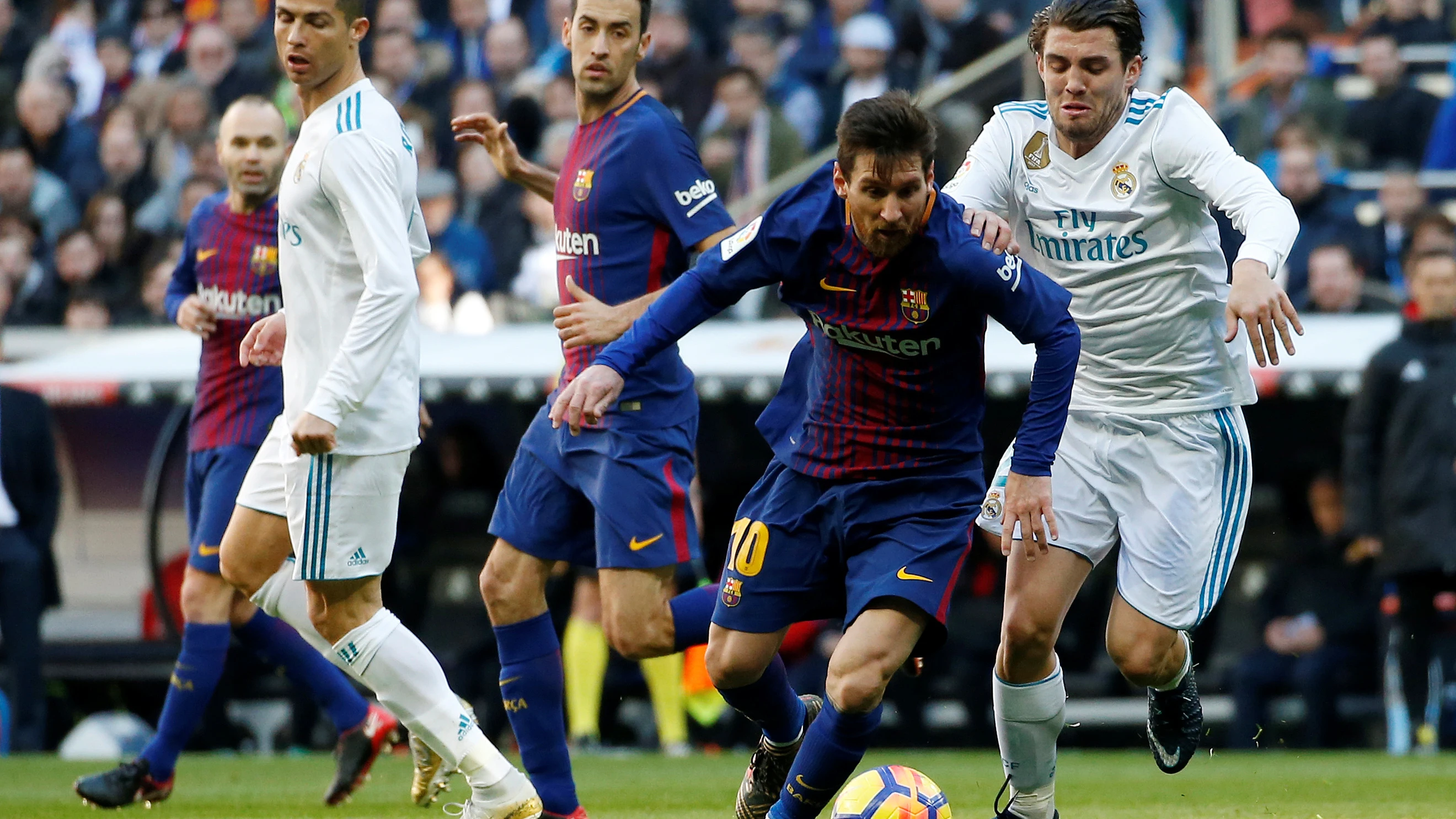 Messi intenta zafarse de la defensa del Real Madrid