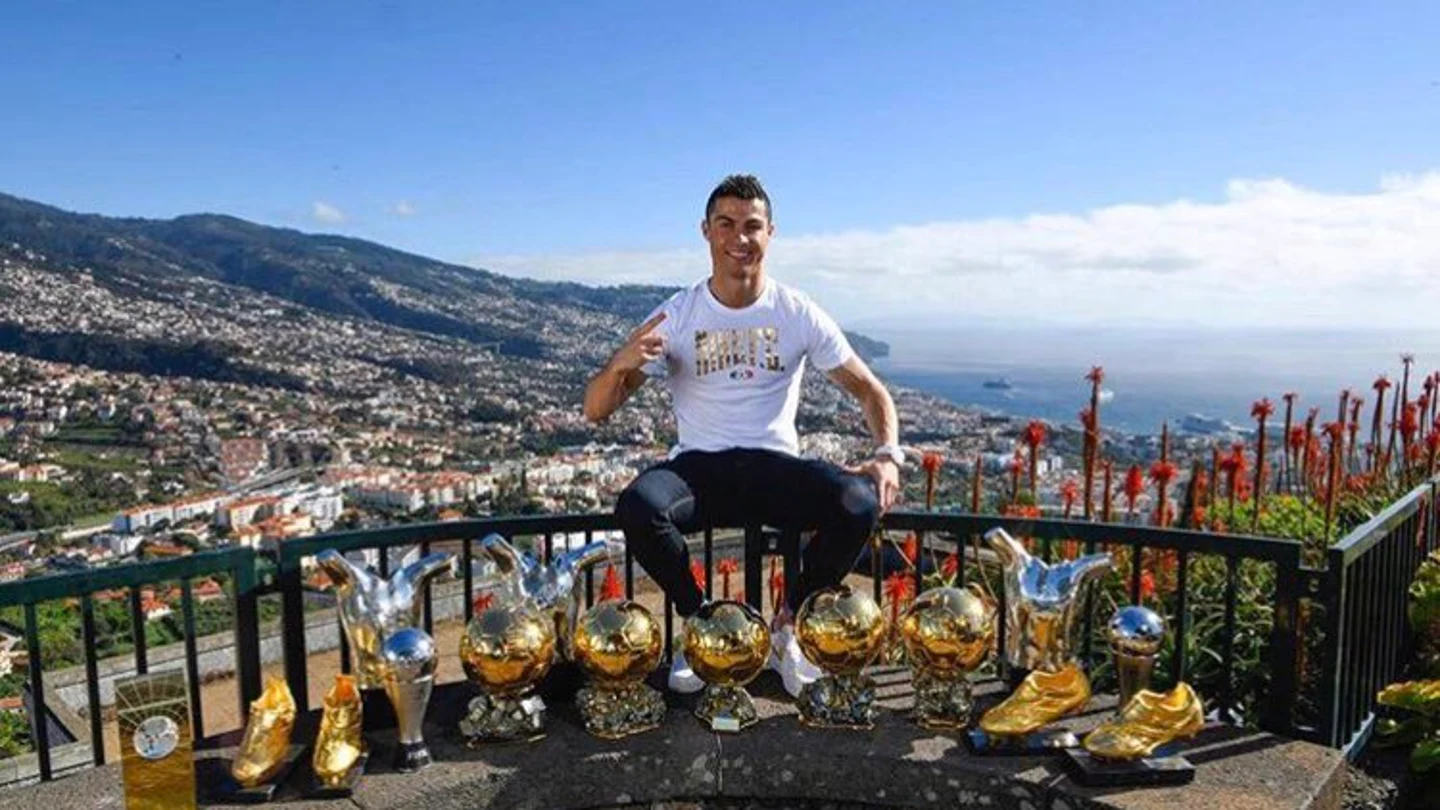 Cristiano Ronaldo presume de trofeos en Funchal Cristiano Ronaldo presume de trofeos en Funchal