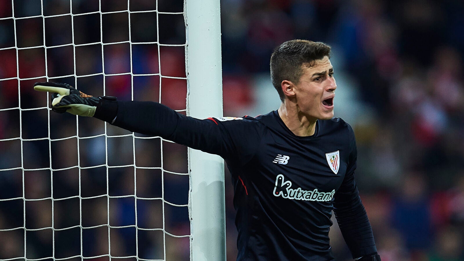 Kepa Arrizabalaga da indicaciones durante un partido