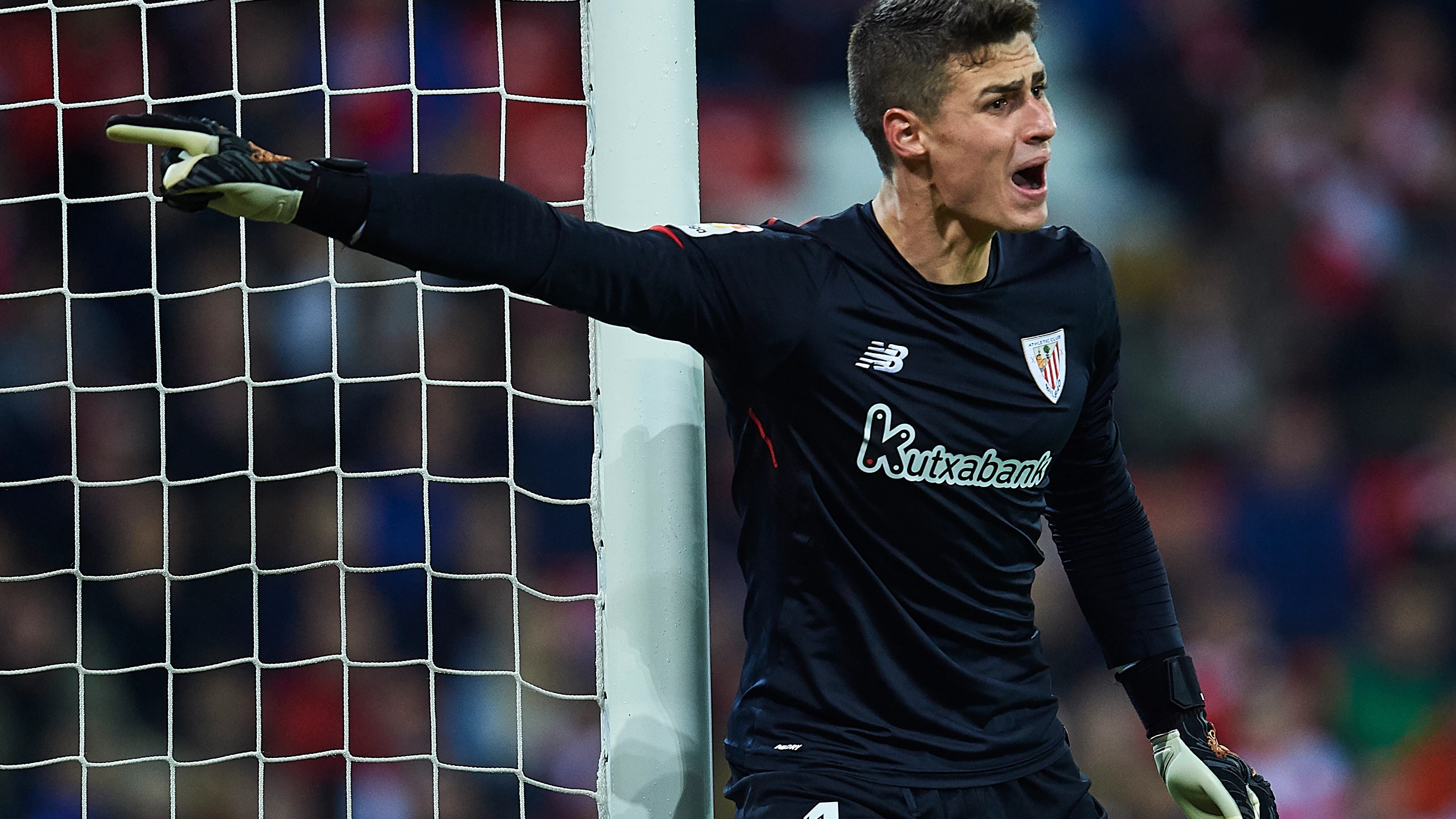 Kepa Arrizabalaga da indicaciones durante un partido