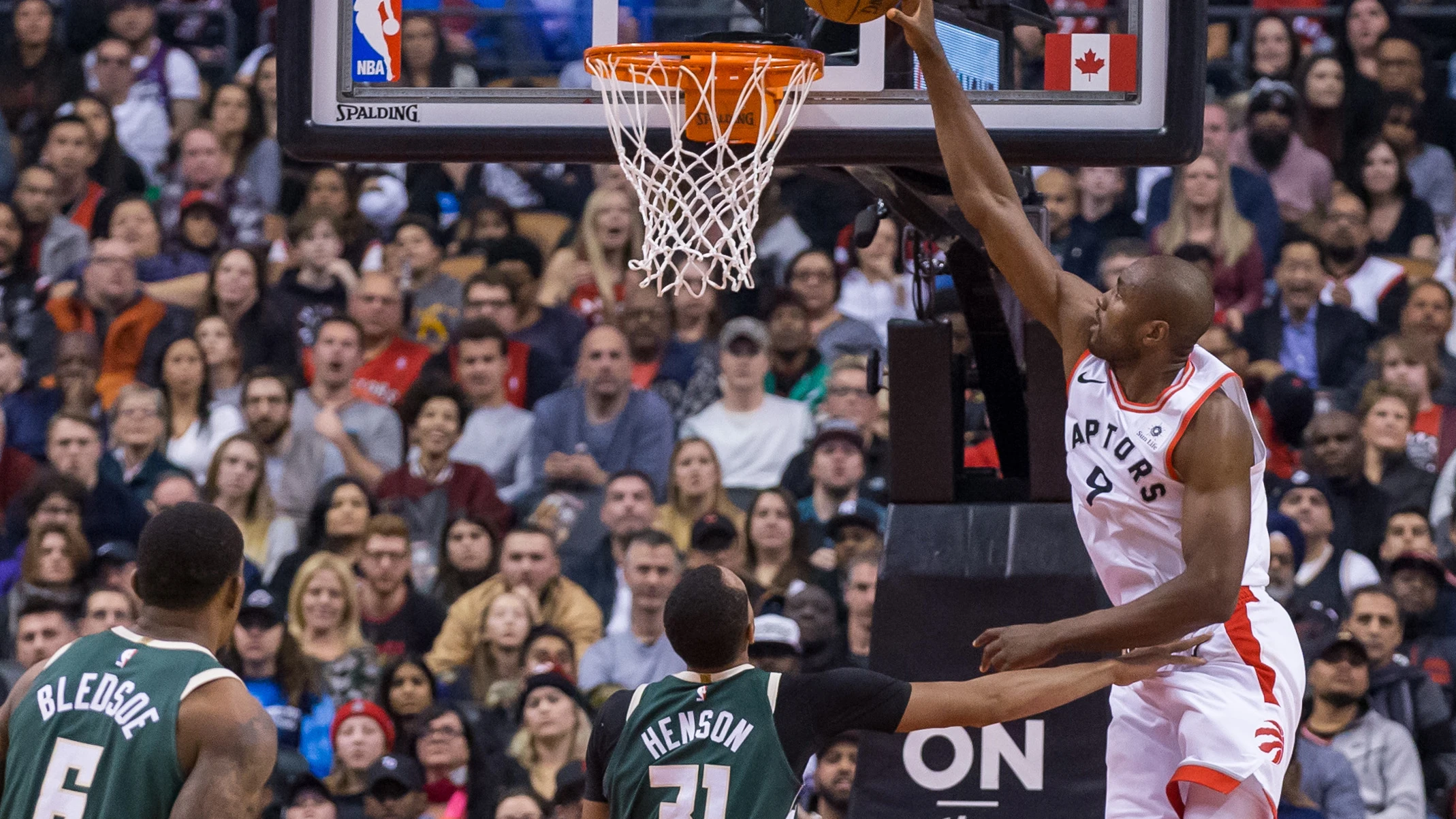 Serge Ibaka ante Milwaukee