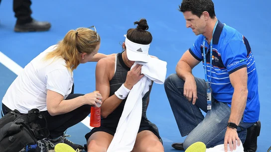 Garbiñe Muguruza siendo atendida por las asistencias en Brisbane Garbiñe Muguruza siendo atendida por las asistencias en Brisbane