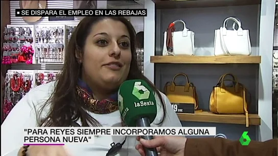 Trabajadora hablando sobre la campaña de rebajas Trabajadora hablando sobre la campaña de rebajas