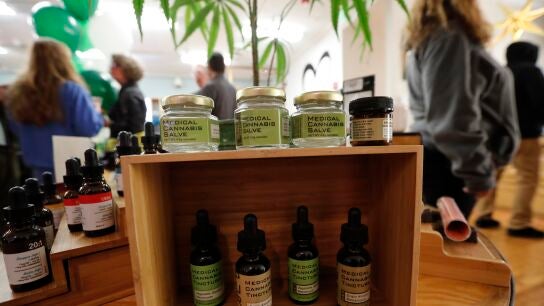 Vista de productos en el dispensario de cannabis Harborside en Oakland