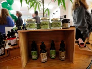 Vista de productos en el dispensario de cannabis Harborside en Oakland Vista de productos en el dispensario de cannabis Harborside en Oakland