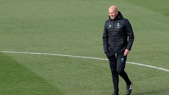 Zinedine Zidane durante un entrenamiento del Real Madrid Zinedine Zidane durante un entrenamiento del Real Madrid