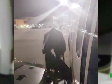 Una captura del momento en el que el pasajero decidió abandonar el avión por la salida de emergencia Una captura del momento en el que el pasajero decidió abandonar el avión por la salida de emergencia