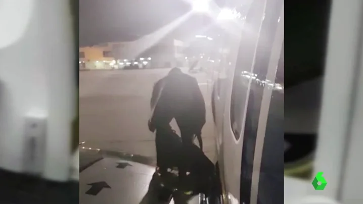 Una captura del momento en el que el pasajero decidi&oacute; abandonar el avi&oacute;n por la salida de emergencia