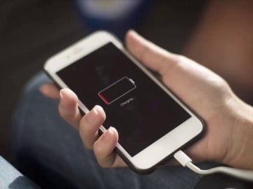 Apple recula y reemplazará la batería de los iPhone lentos
