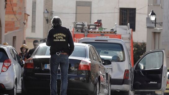 Efectivos policiales en las inmediaciones de la vivienda donde un hombre se ha atrincherado en Requena