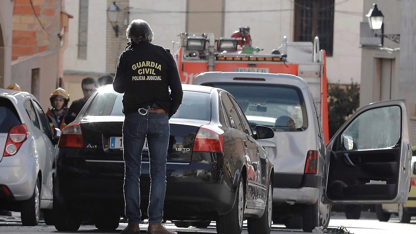 Efectivos policiales en las inmediaciones de la vivienda donde un hombre se ha atrincherado en Requena