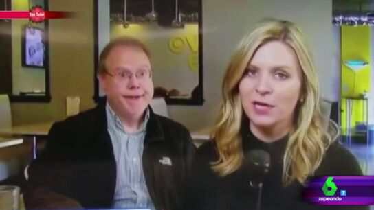 Un se&ntilde;or detr&aacute;s de una reportera