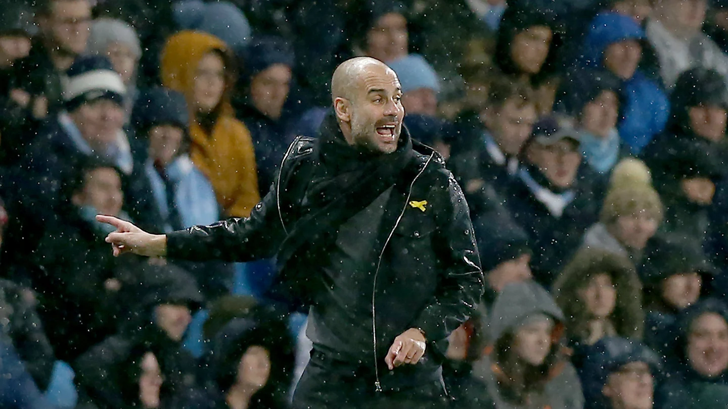 Pep Guardiola durante un partido de la Premier Pep Guardiola durante un partido de la Premier
