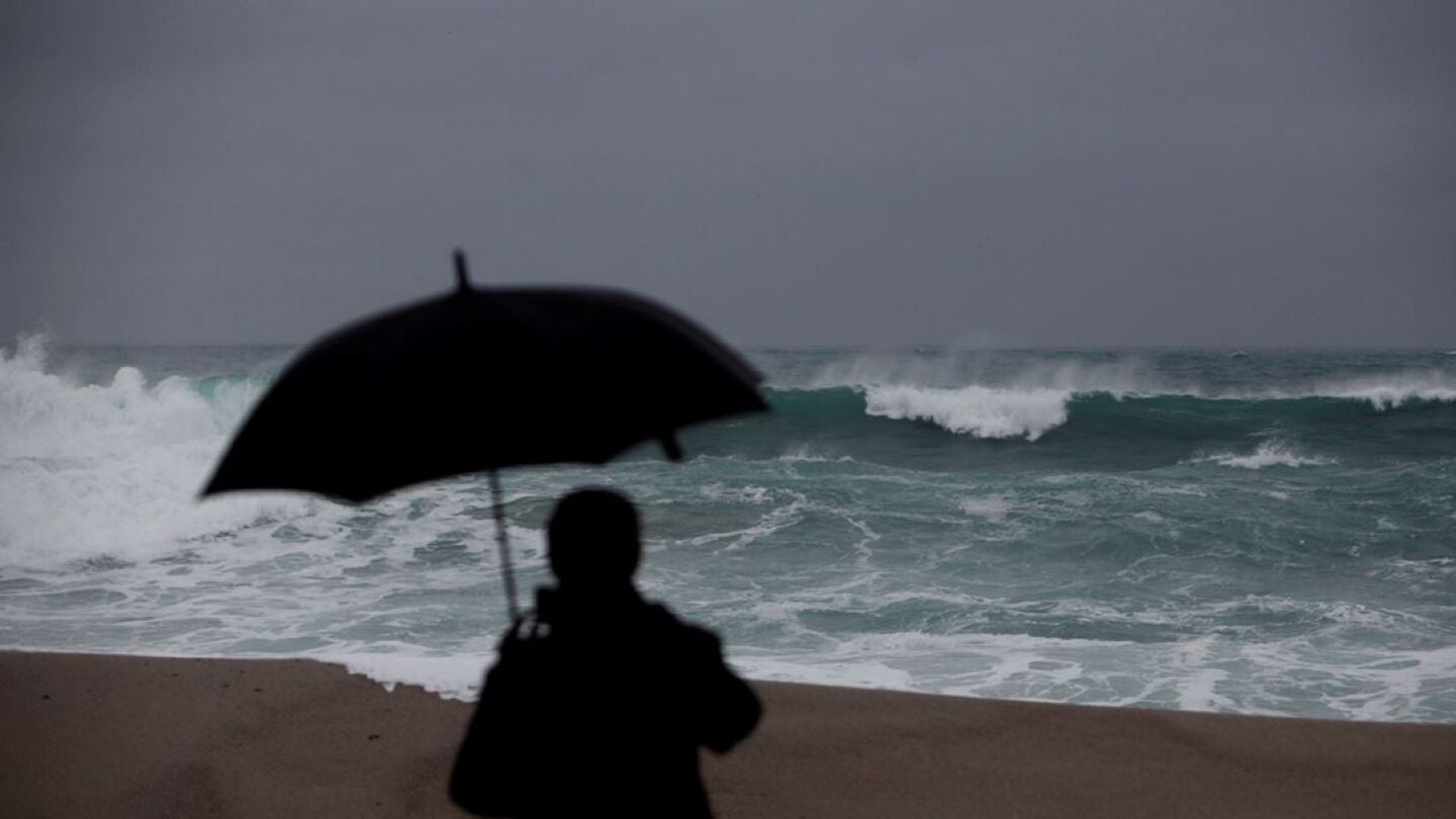 Las olas rompen contra la costa de la ciudad de A Coru&ntilde;a