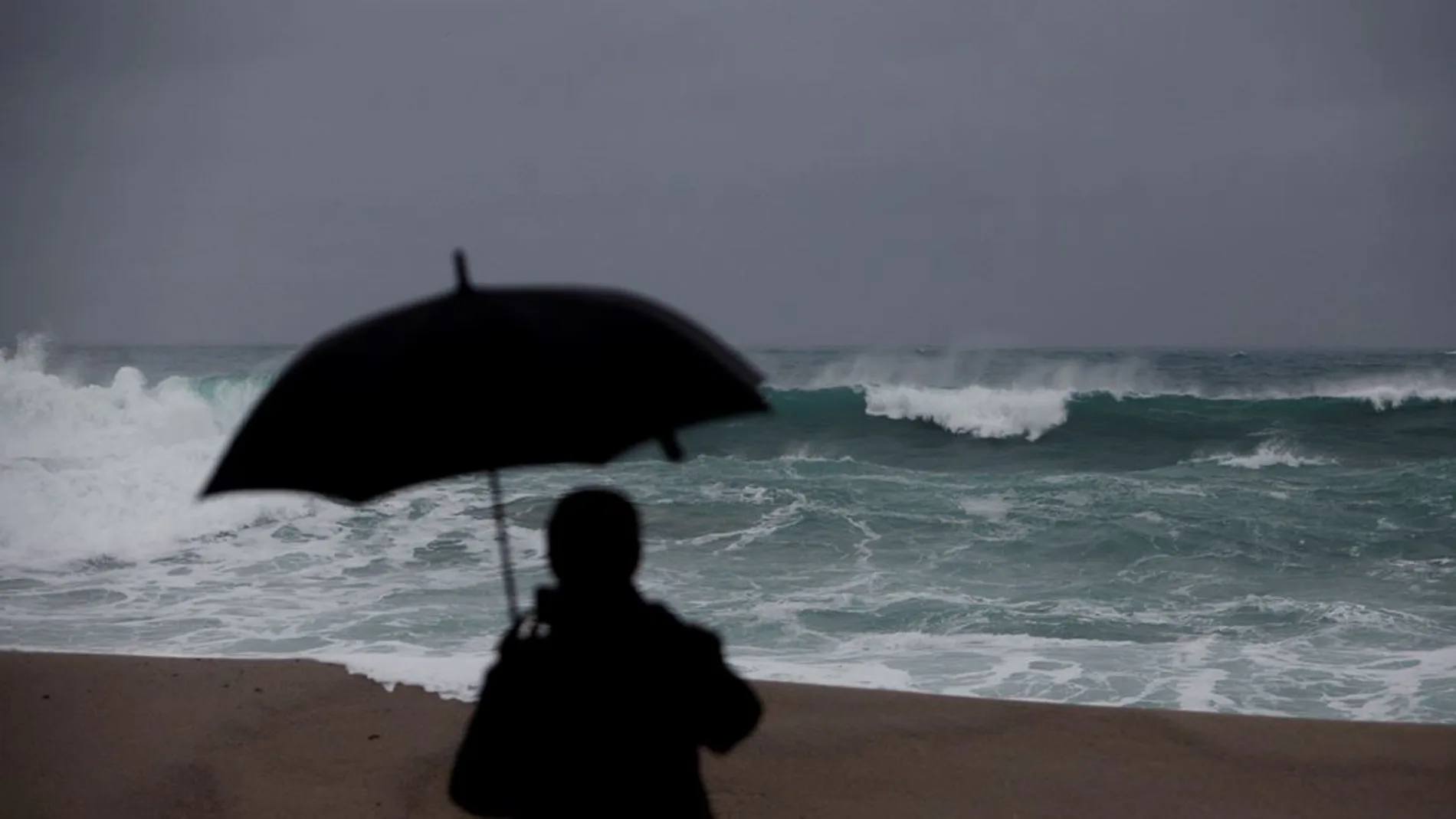 Las olas rompen contra la costa de la ciudad de A Coruña