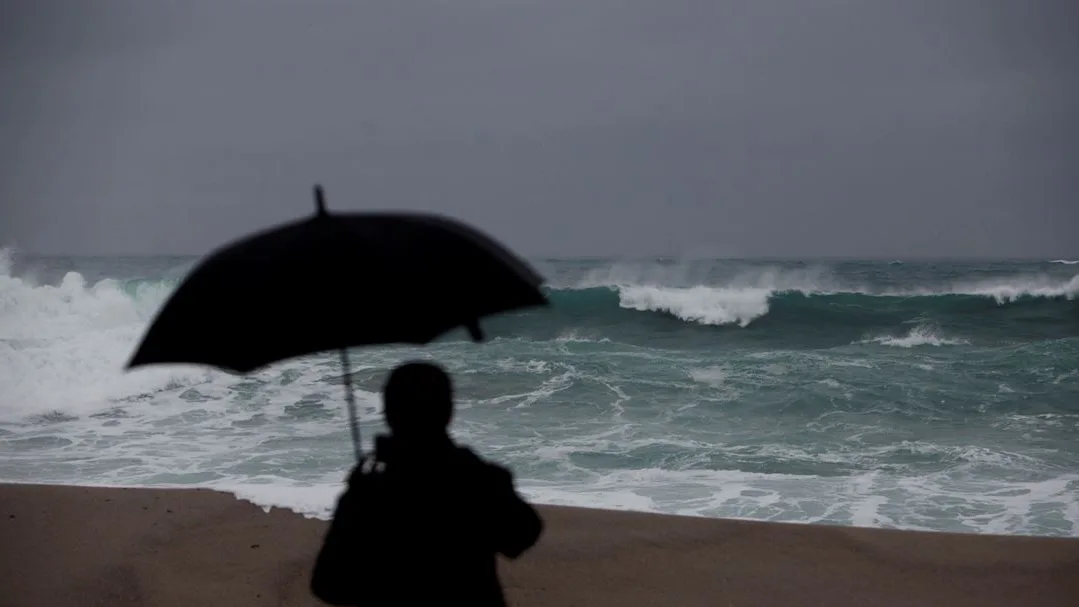 Las olas rompen contra la costa de la ciudad de A Coruña