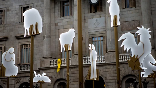 El Ayuntamiento de Barcelona luce en el balcón de la fachada un lazo de color amarillo El Ayuntamiento de Barcelona luce en el balcón de la fachada un lazo de color amarillo