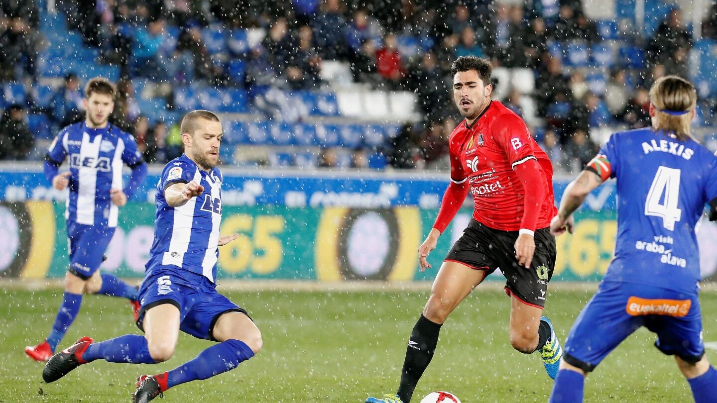 Los jugadores de Alav&eacute;s y Formentera disputan la posesi&oacute;n del bal&oacute;n