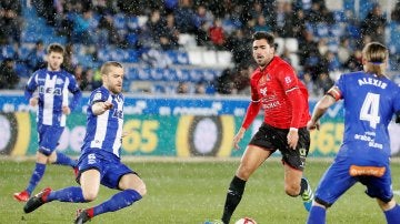 Los jugadores de Alavés y Formentera disputan la posesión del balón