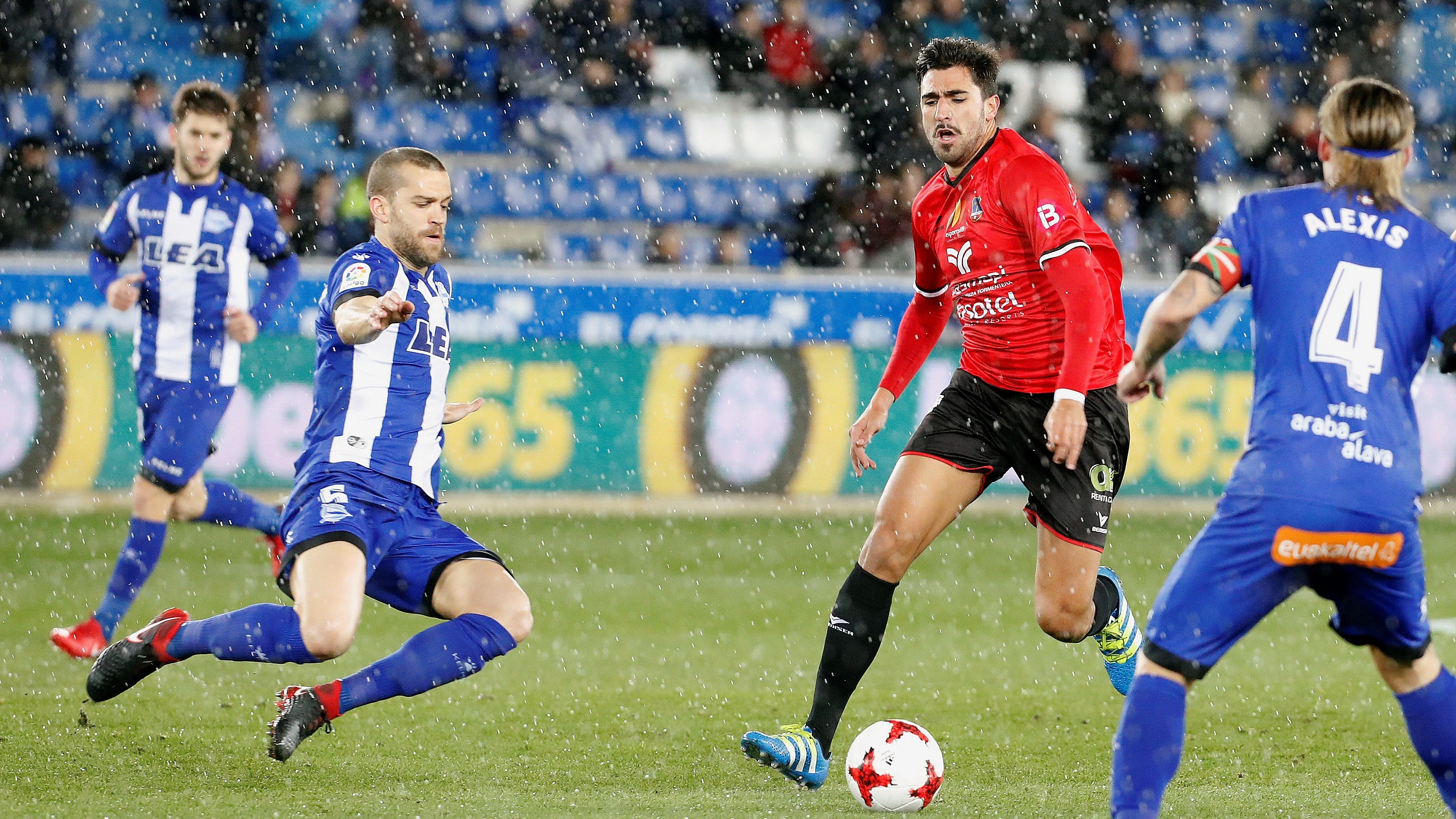 Los jugadores de Alavés y Formentera disputan la posesión del balón