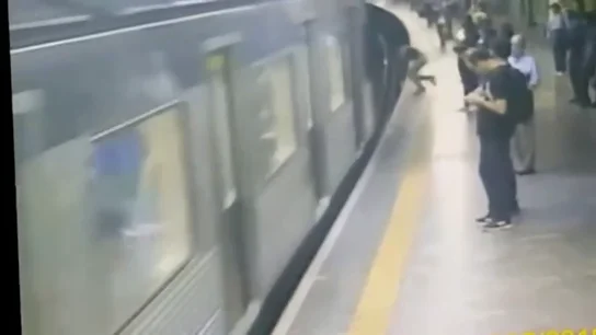 Un hombre empuja a una mujer a las vías del tren cuando el metro entraba en la estación Un hombre empuja a una mujer a las vías del tren cuando el metro entraba en la estación