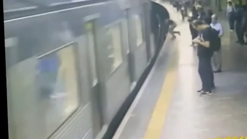 Un hombre empuja a una mujer a las vías del tren cuando el metro entraba en la estación