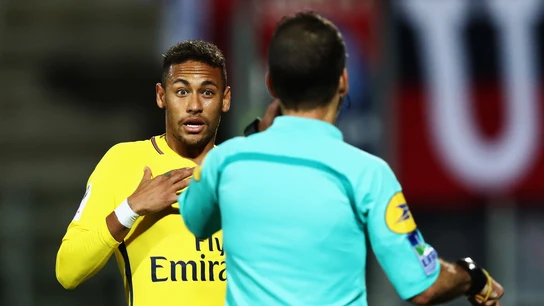 Neymar protesta una decisión arbitral Neymar protesta una decisión arbitral