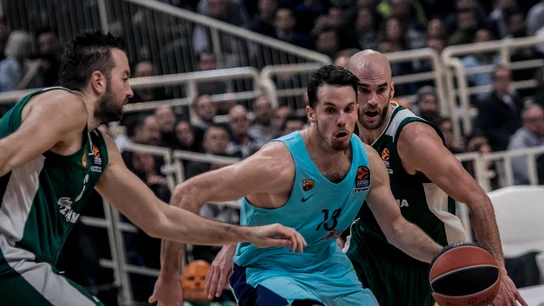 Thomas Heurtel trata de superar a la defensa del Panathinaikos Thomas Heurtel trata de superar a la defensa del Panathinaikos