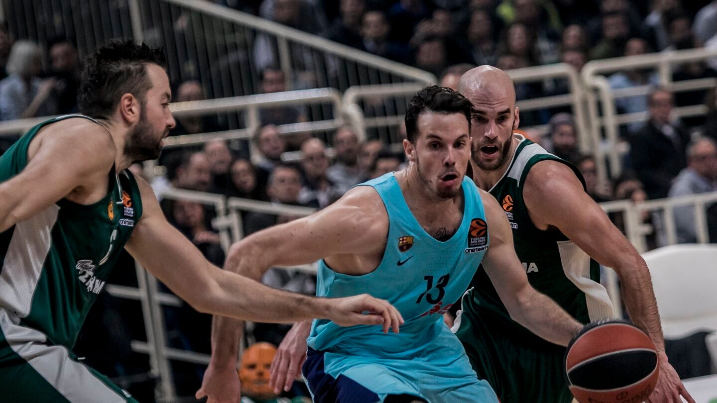 Thomas Heurtel trata de superar a la defensa del Panathinaikos