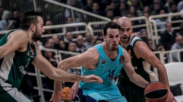 Thomas Heurtel trata de superar a la defensa del Panathinaikos