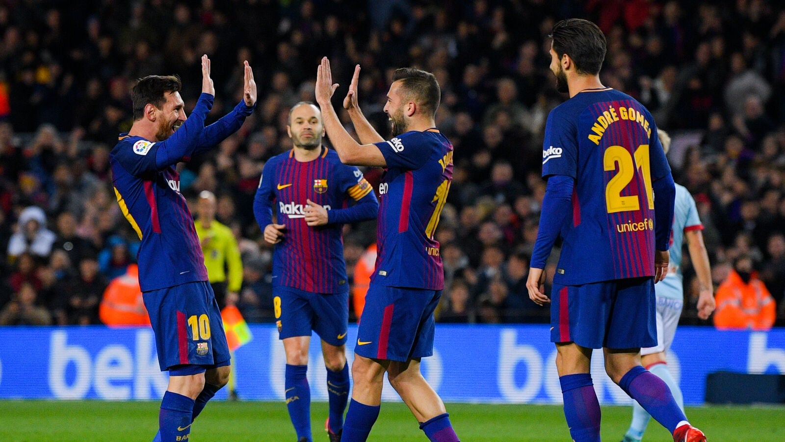 Leo Messi y Jordi Alba celebran un gol ante el Celta de Vigo