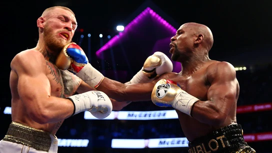 McGregor y Mayweather pelean sobre el ring McGregor y Mayweather pelean sobre el ring