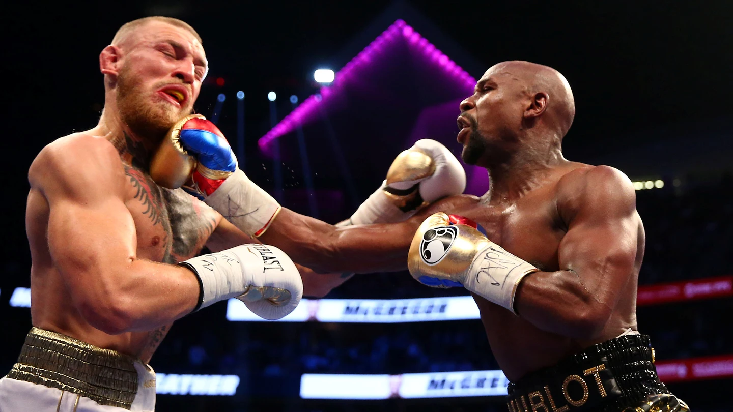 McGregor y Mayweather pelean sobre el ring McGregor y Mayweather pelean sobre el ring