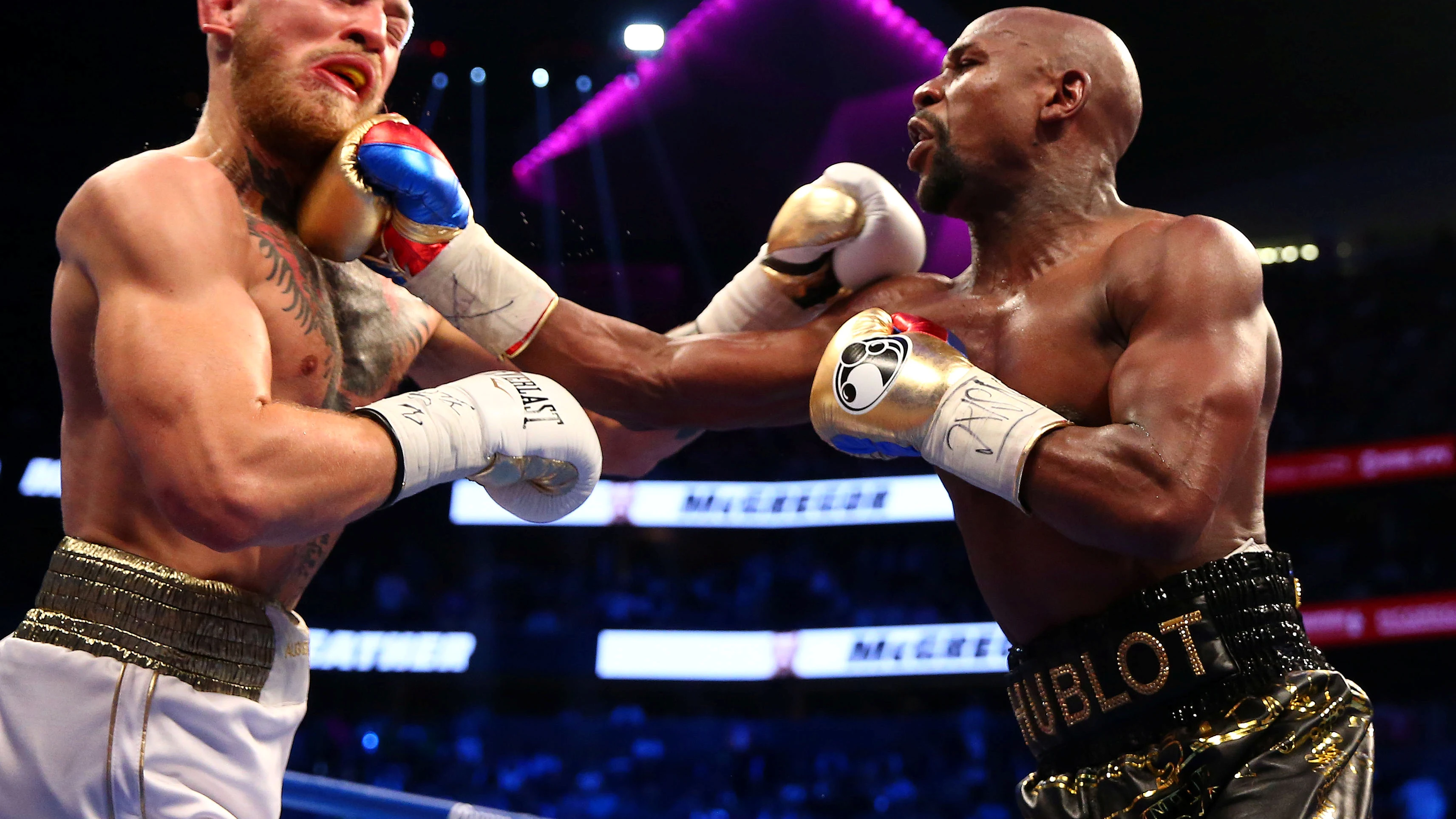 McGregor y Mayweather pelean sobre el ring