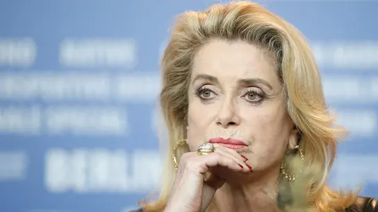 La actriz francesa Catherine Deneuve posa durante la rueda de prensa de La Matrona La actriz francesa Catherine Deneuve posa durante la rueda de prensa de La Matrona
